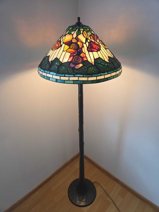Lampa Tiffany stojaca - podlogowa – mosiezna noga, ręcznie zdobiona.