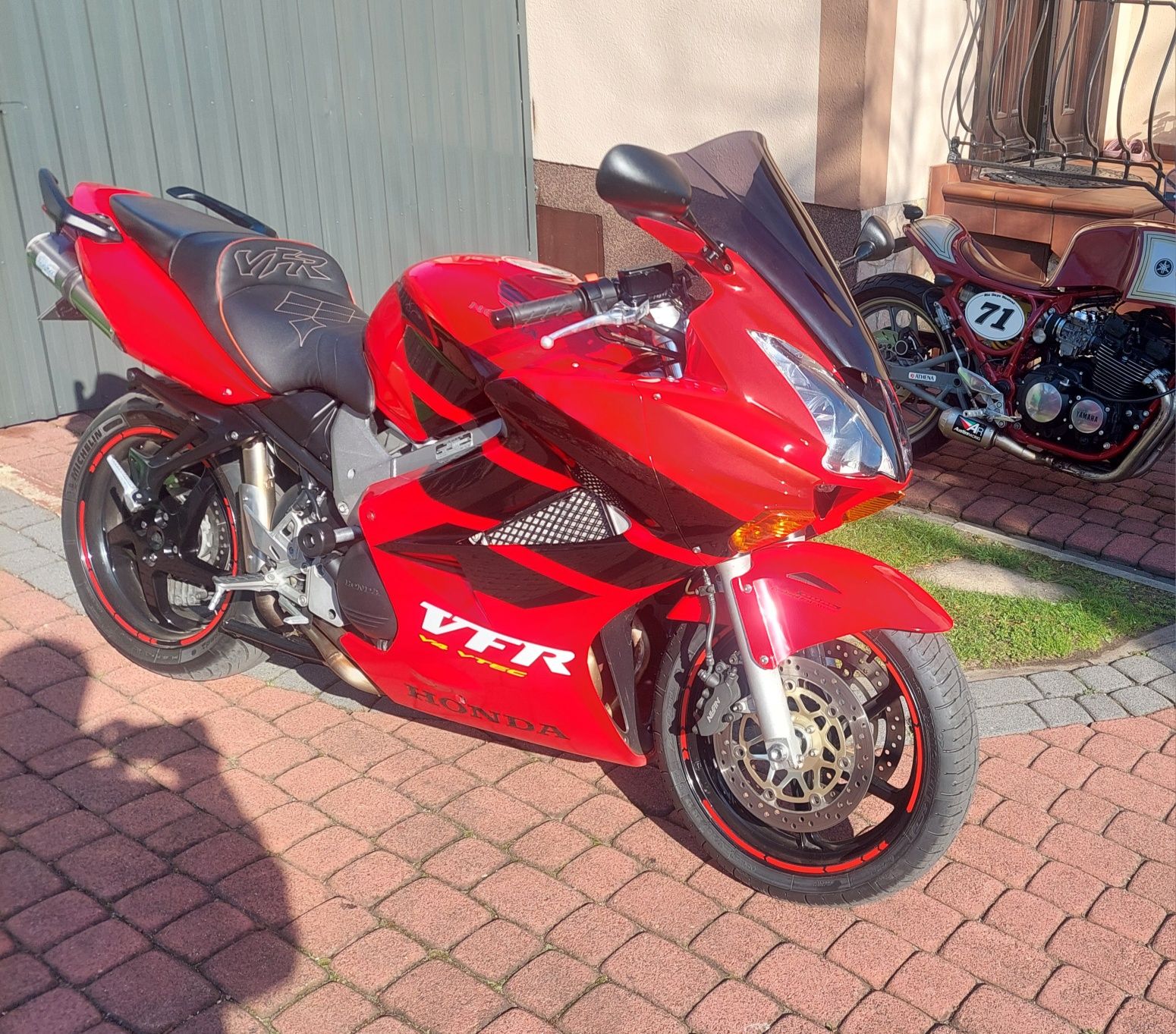 Honda vfr 800 vtec v4, wyjątkowe malowanie