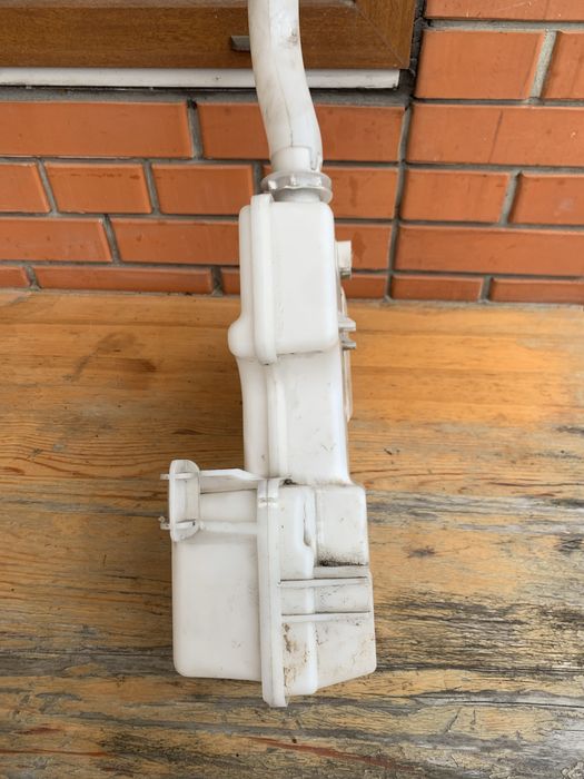 Автозапчастини бачок