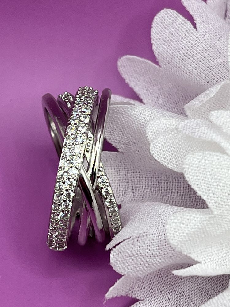 Кольцо из серебра с циркониями : Стиль и сияние  в одном украшении