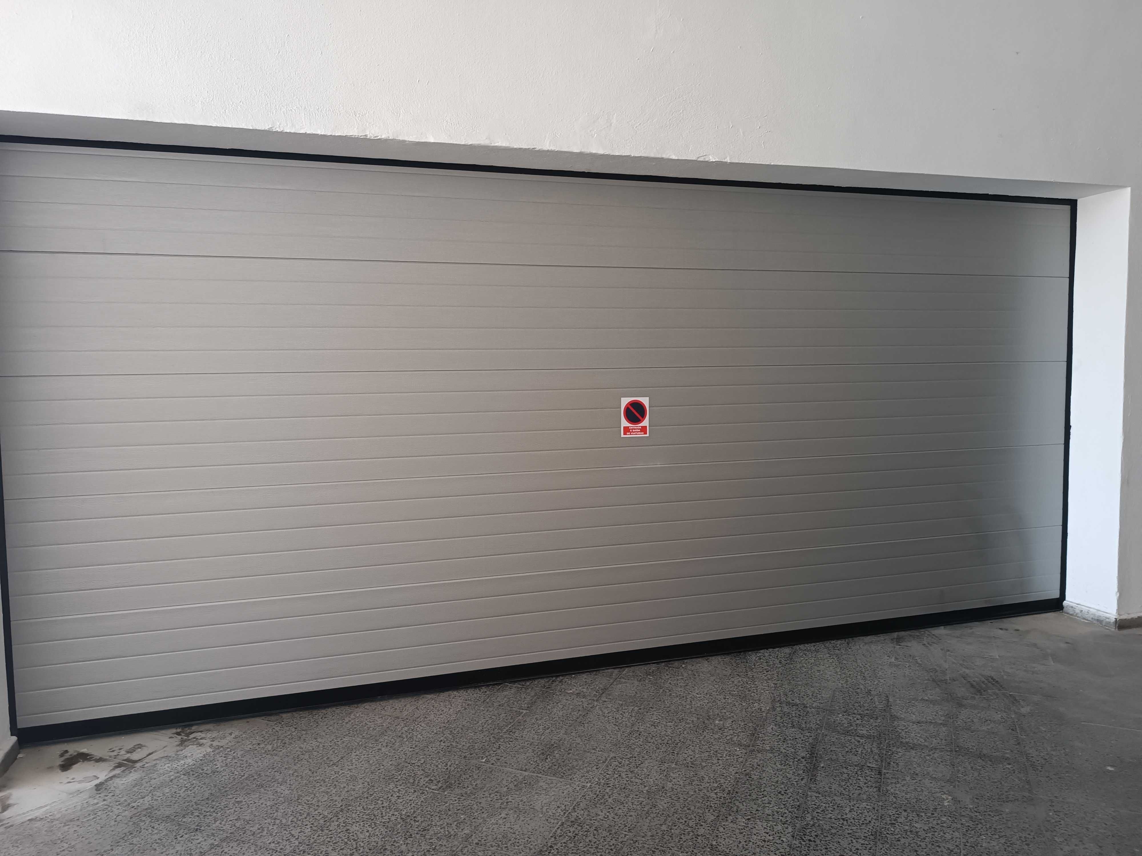 Garagem à venda na Rua António Sérgio, 5