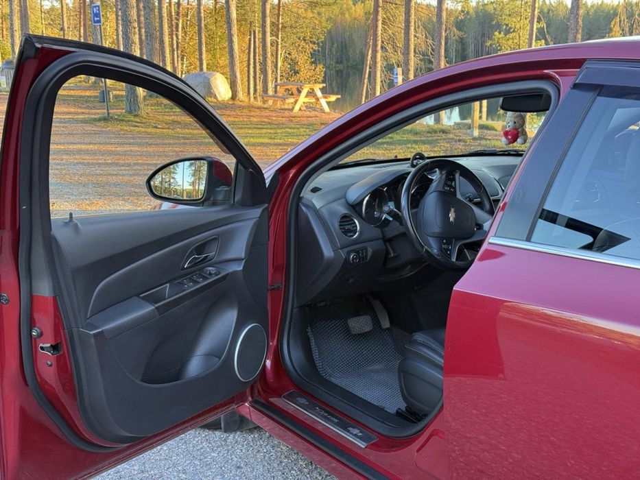 Продам CHEVROLET CRUZE 2014, 1.8 бензин, автомат, хэтчбек