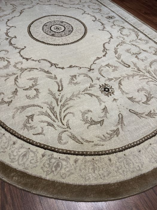 Килим молочного кольору