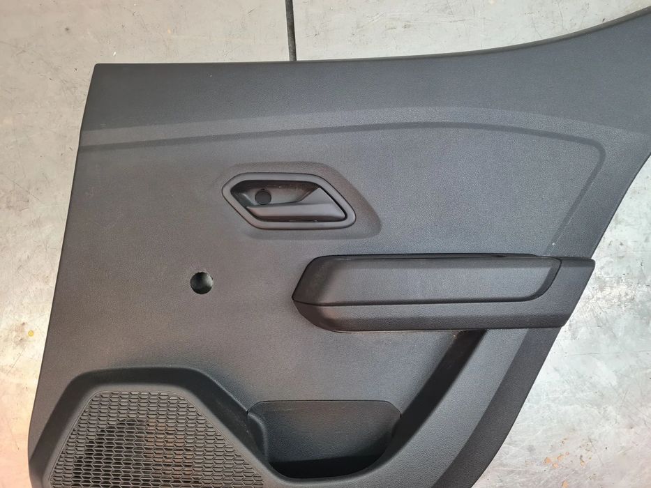 Forra porta / quartela trás direita DACIA Sandero III