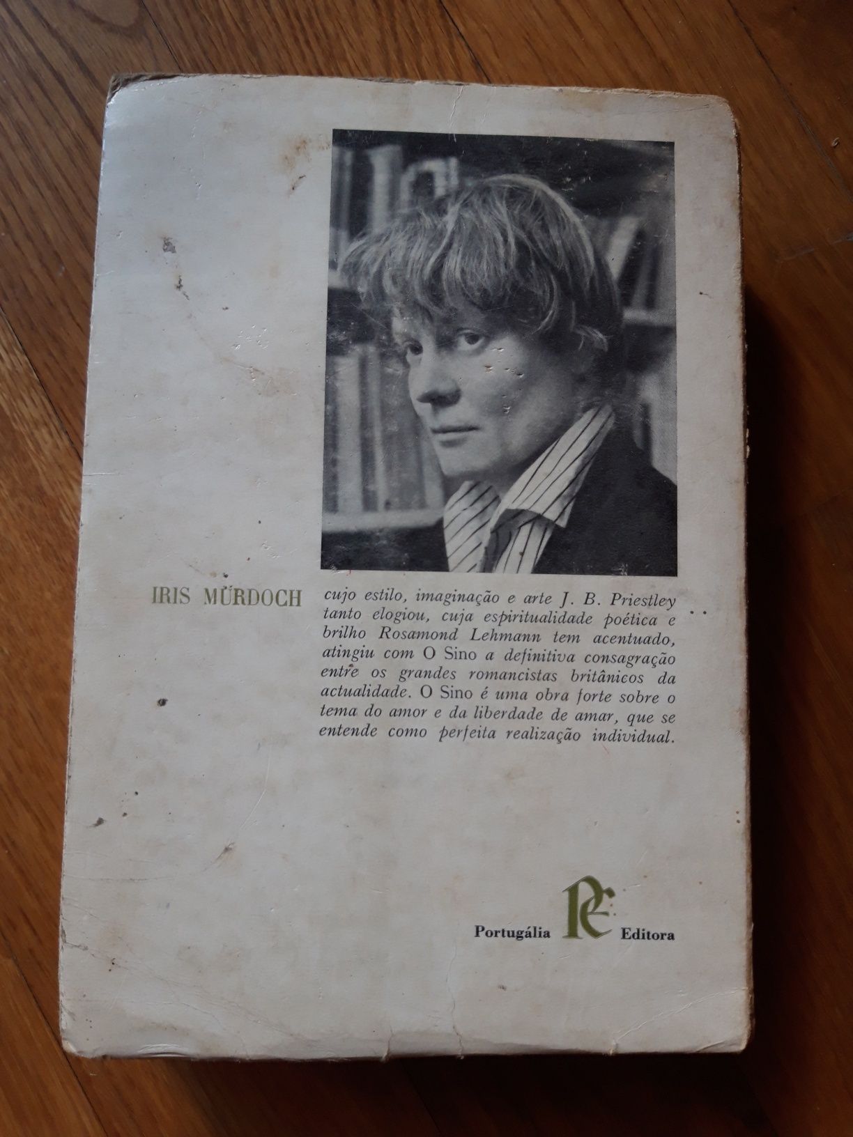 Livro "O Sino" de Iris Murdoch