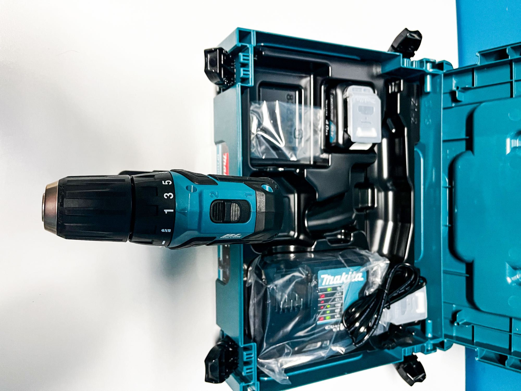 Makita DF332DSM3J – Ultra lekka wkrętarka z 3akumulatorami i ładowarką