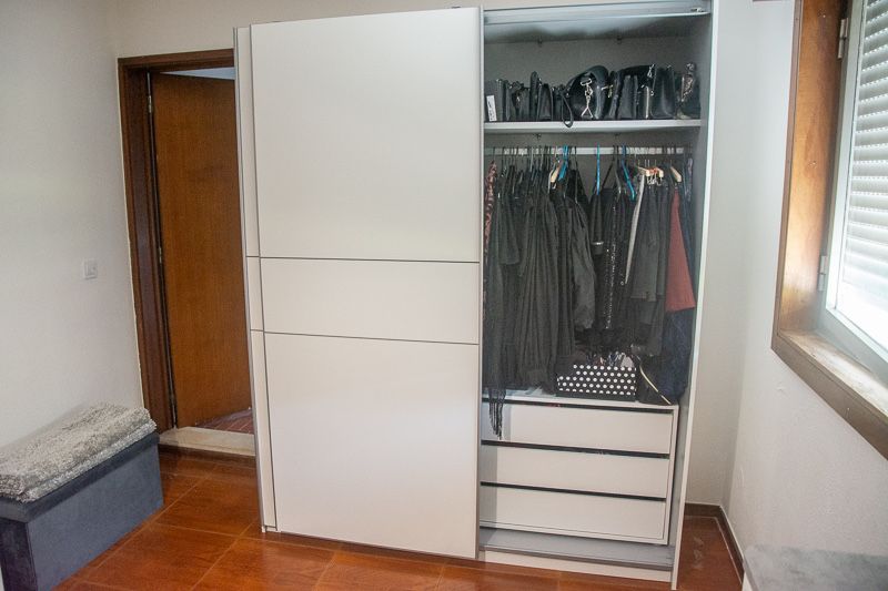 Roupeiro com cómoda incluido