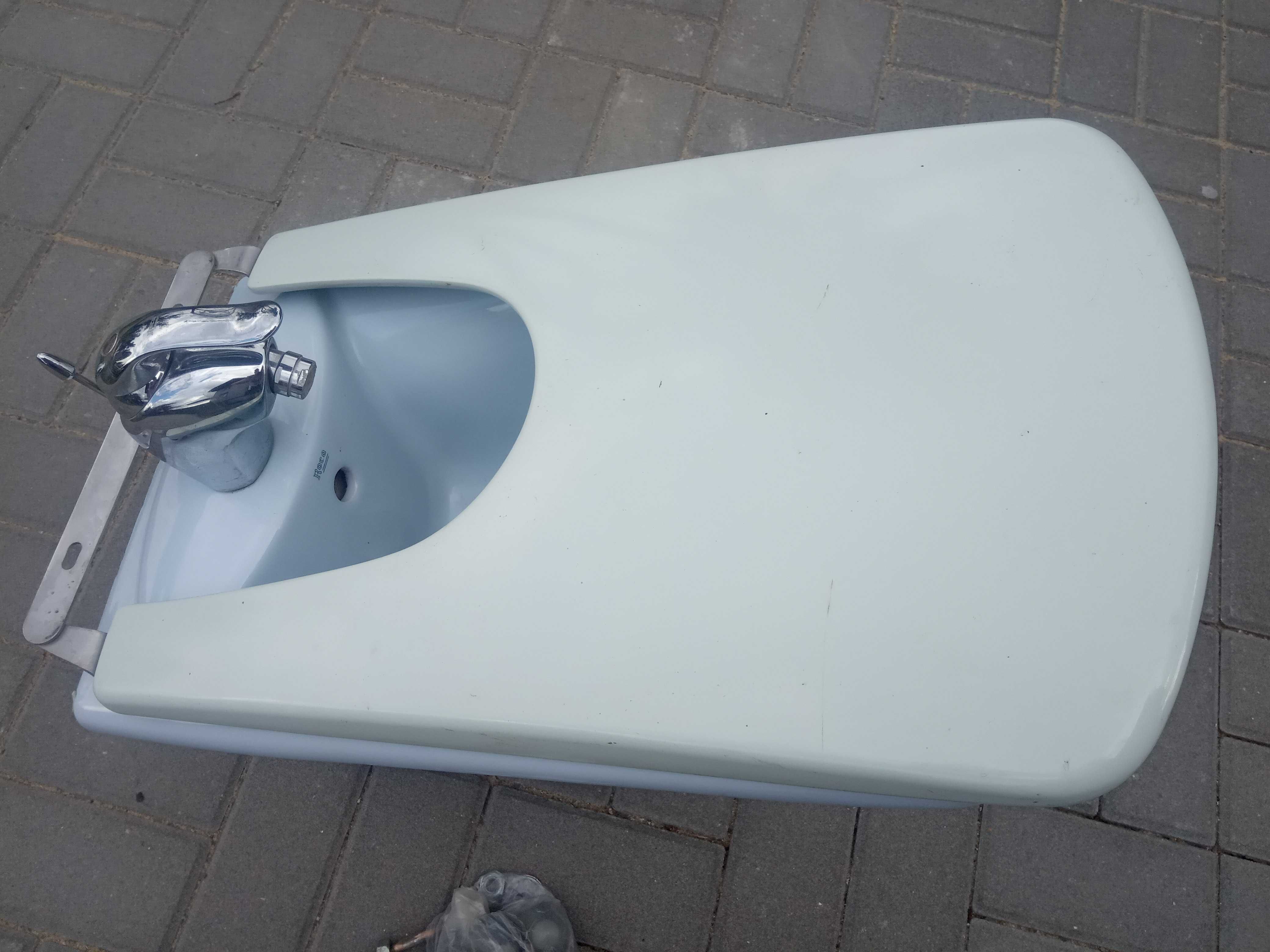 Bidet Roca podwieszany 60x35x27 Błękit, bateria, deska, odpływ, śruby