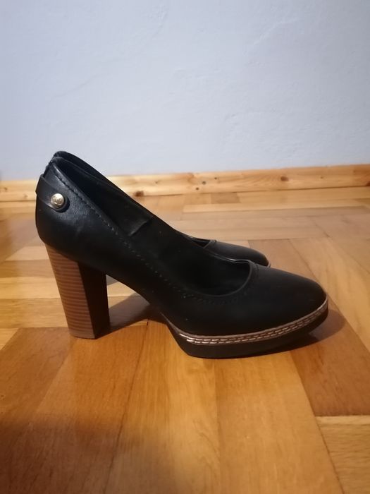 Buty wysokie na słupku