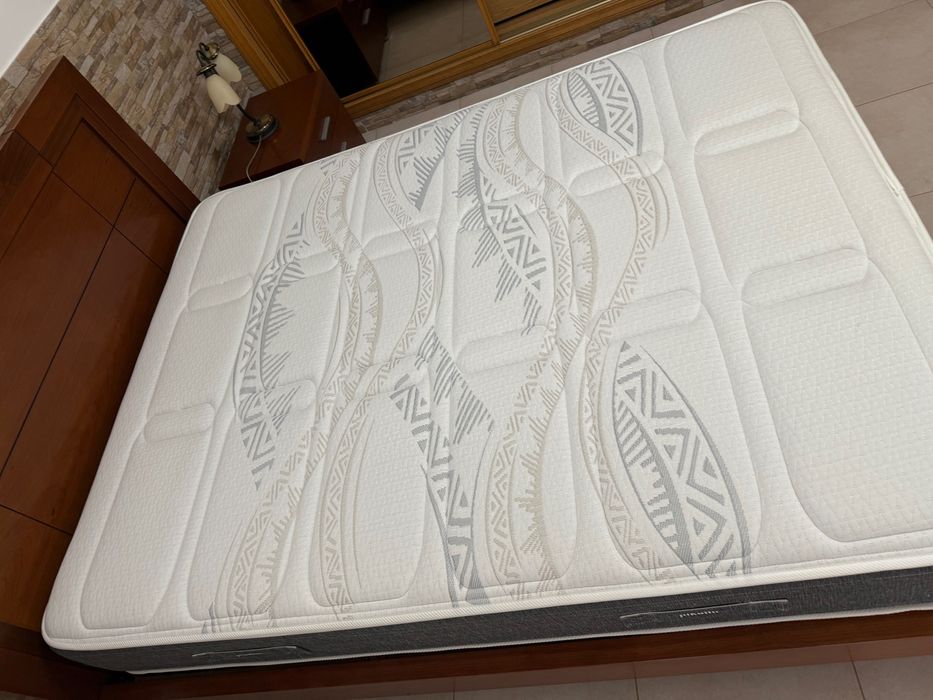 Cama com mesa de cabeceira a condizer