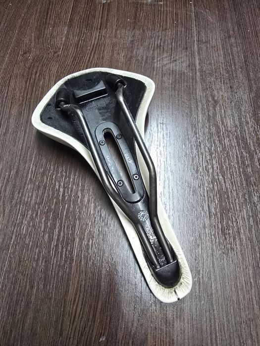 Capacete sapatos e selim ciclismo