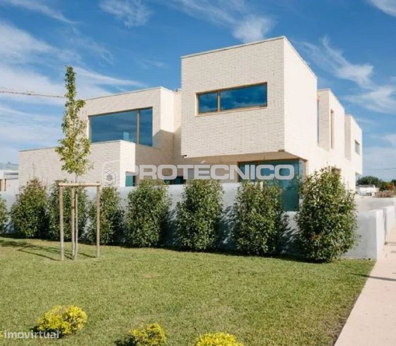 Moradia T4+1 de Luxo – Esgueira