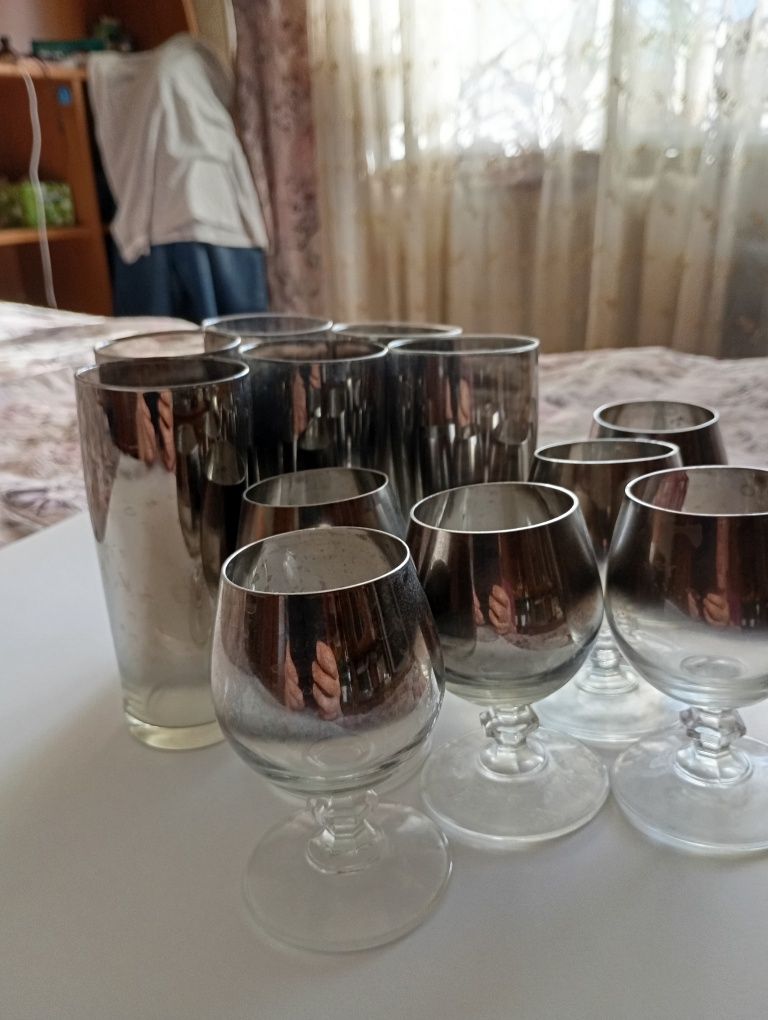 Набор стаканов и бокалов