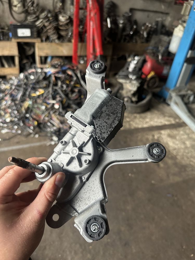 Моторчик склоочисника задній Toyota Rav 4 13-18 8513042080