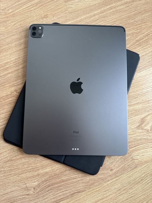 Ipad 4 Geração Pro de 128gb 12,9” com Teclado da Apple