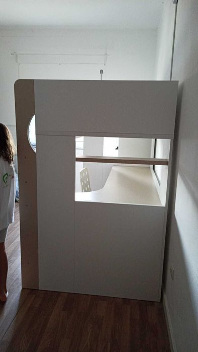 Cama alta com secretária