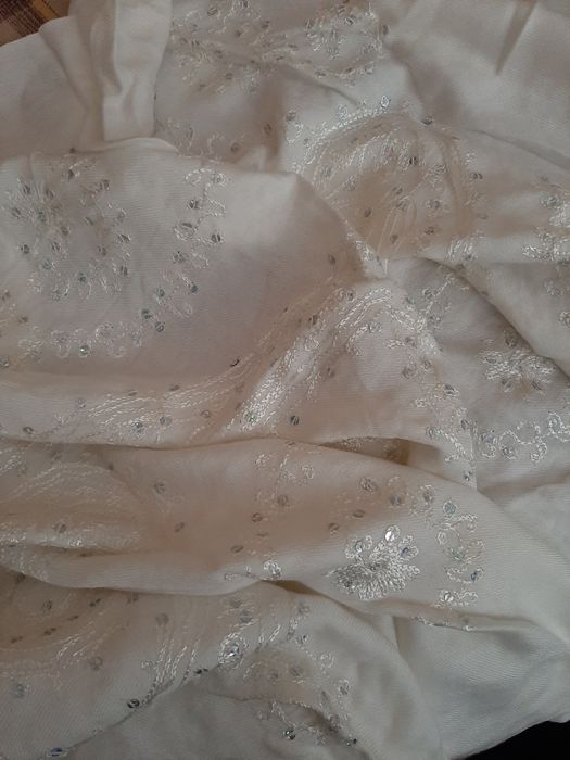 Echarpes Grande branca com apliques+ oferta echarpe