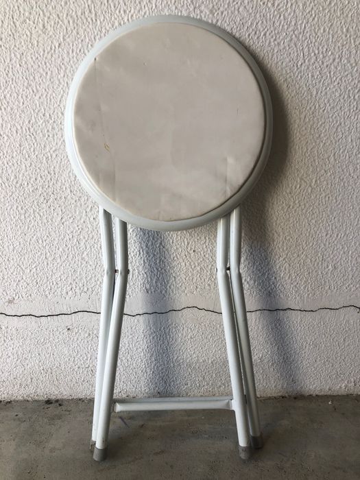 4 bancos articulados (metal e napa) cor branca.