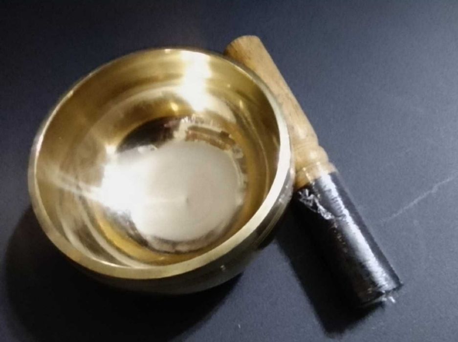 Misa tybetańska grająca gładka 8 -8.5 cm, pałka do rotacji, poduszka.