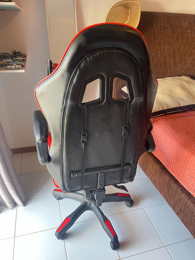 Cadeira gamer semi nova.