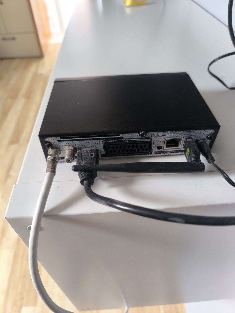 Tuner satelitarny Freesat V8 Super, sprawny