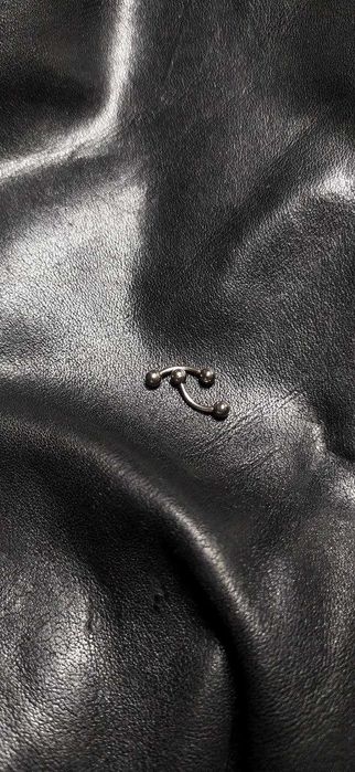 Piercings nas sobrancelhas, lábios e nariz.