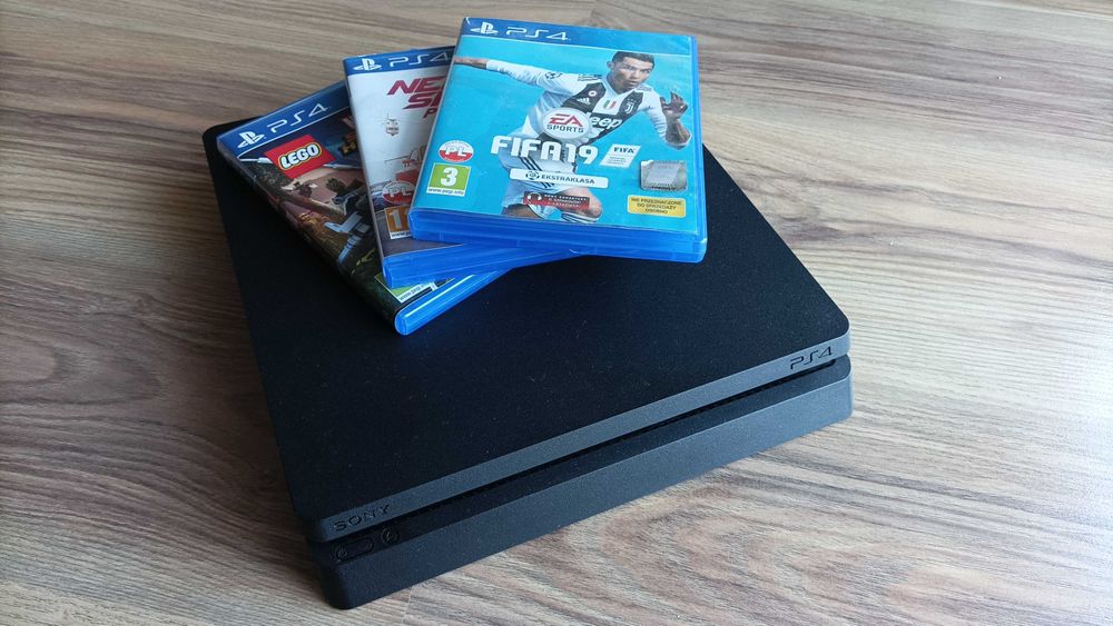 Konsola PlayStation 4 Slim, 1 TB + 2 pady