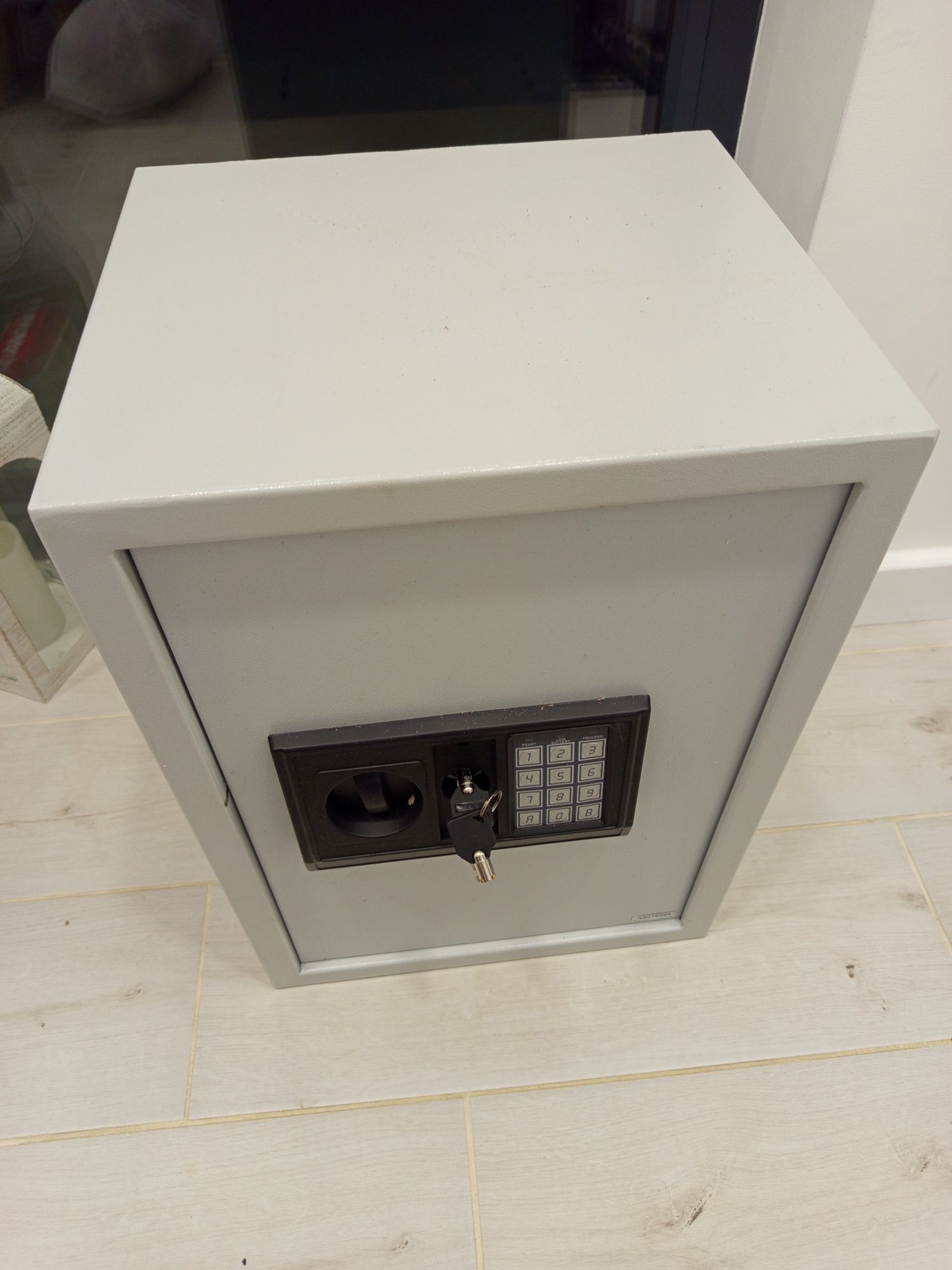 Sejf z zamkiem kluczowym i elektronicznym 50/35/30