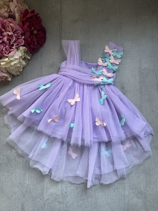 Розкішна бузькова сукня з метеликами на 1 рік