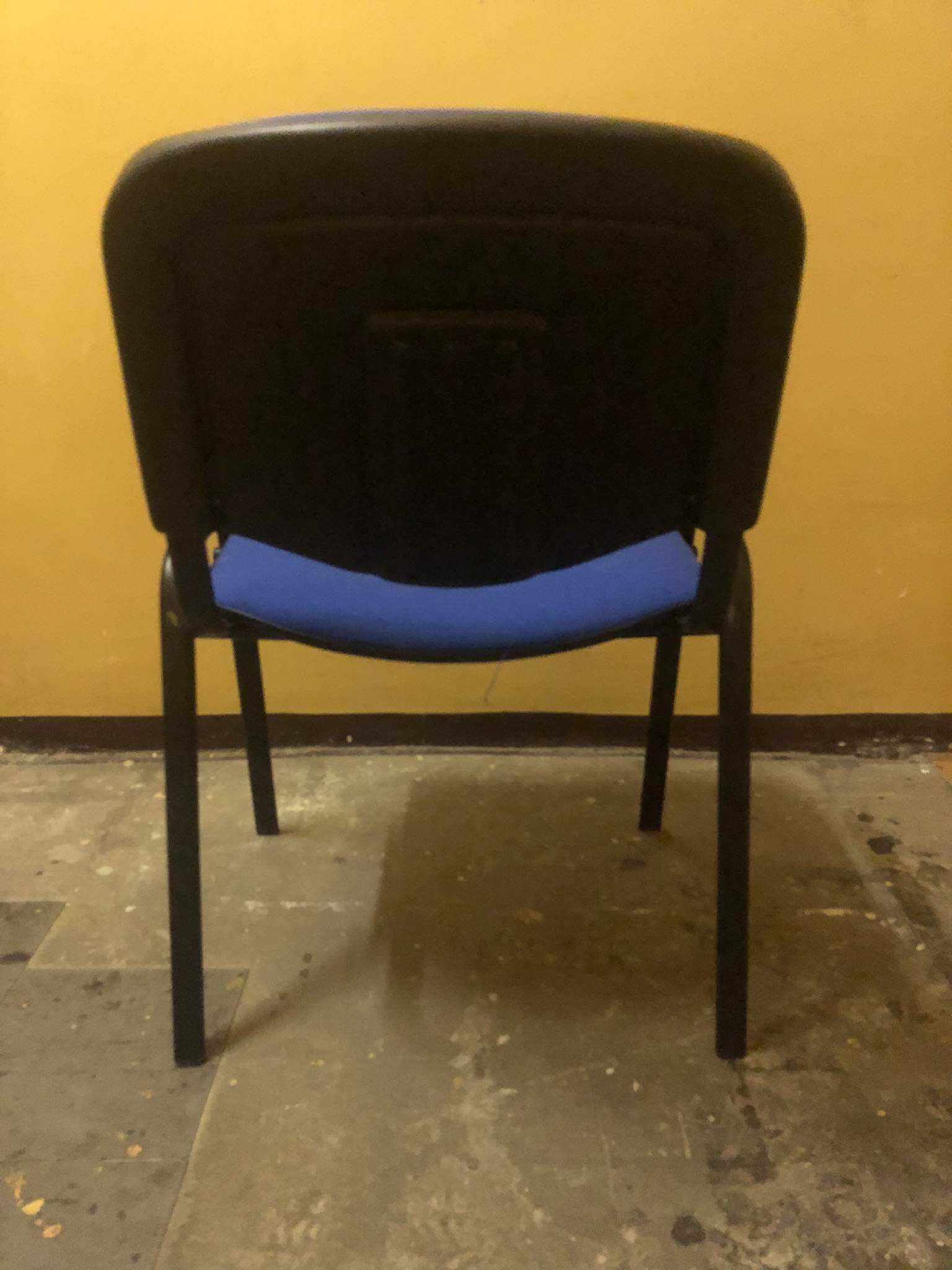 krzesło  niebieska tapicerka