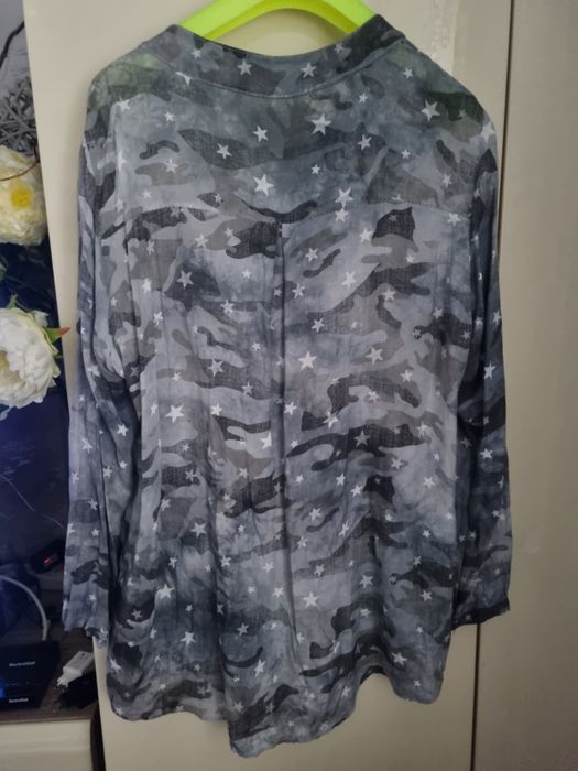 Cieniutka koszula z długim rękawem.  Rozmiar XXL.