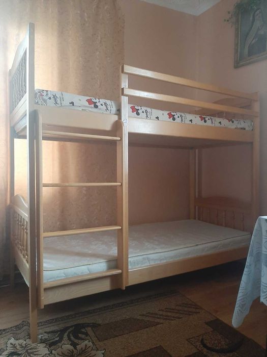 Продам двоярусне ліжко з матрацами