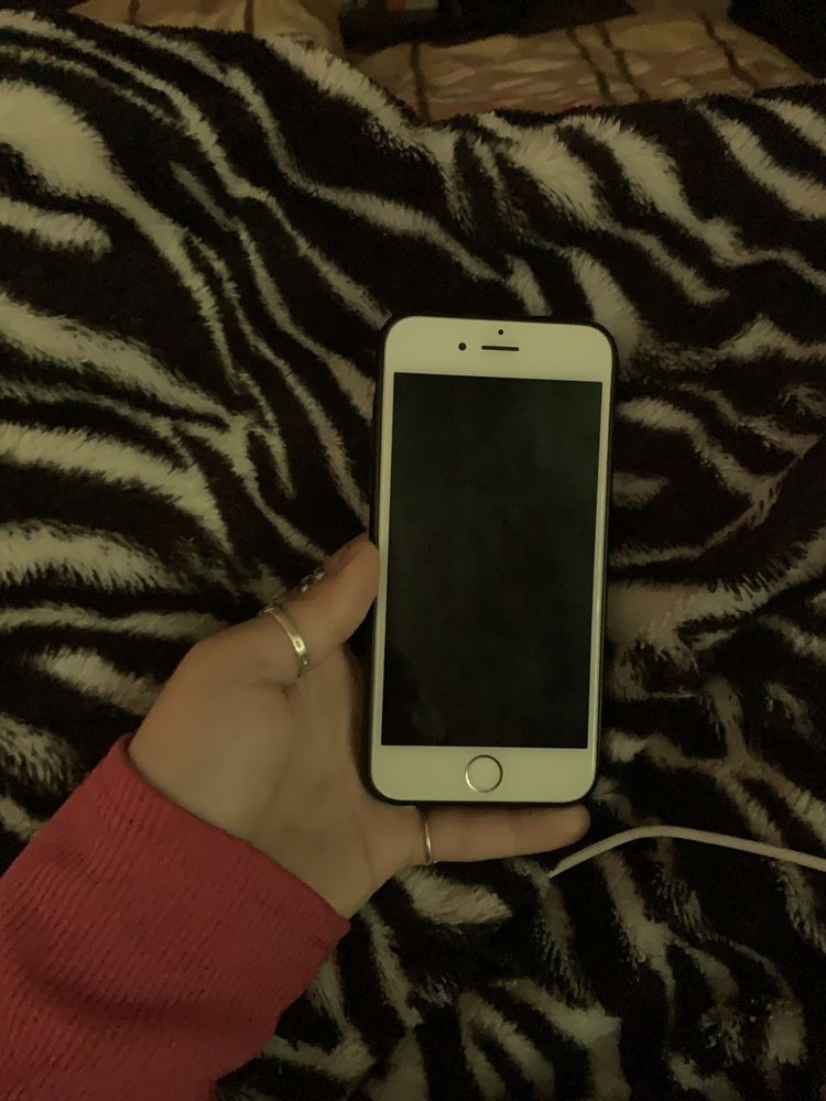 Телефон iPhone 6s в сірому кольорі