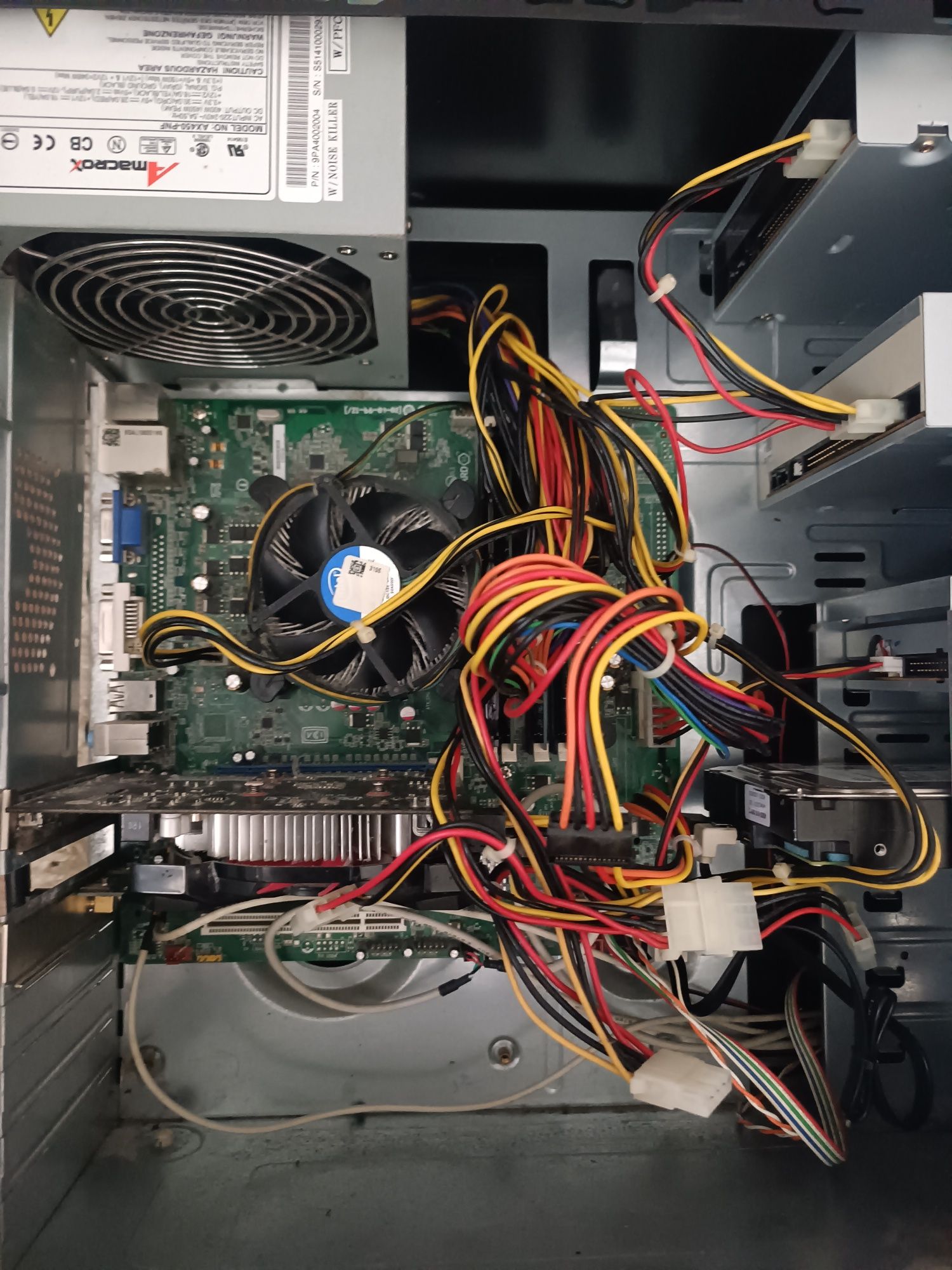 Komputer Intel Core 16 GB RAM GTX 650 wraz z monitorem