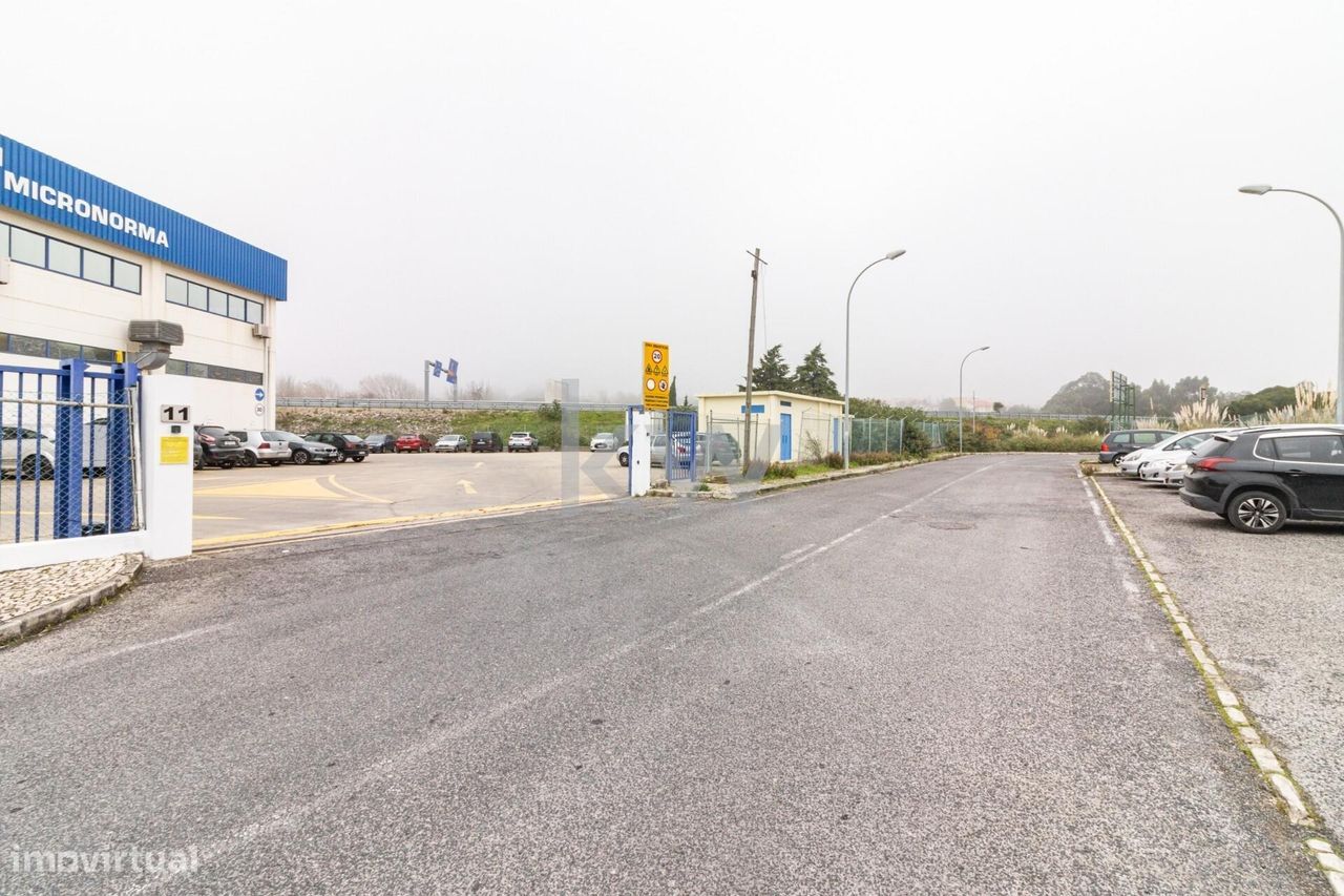 Armazém no Centro Empresarial Sintra/Estoril VI – Linhó | 220 m2 de Po