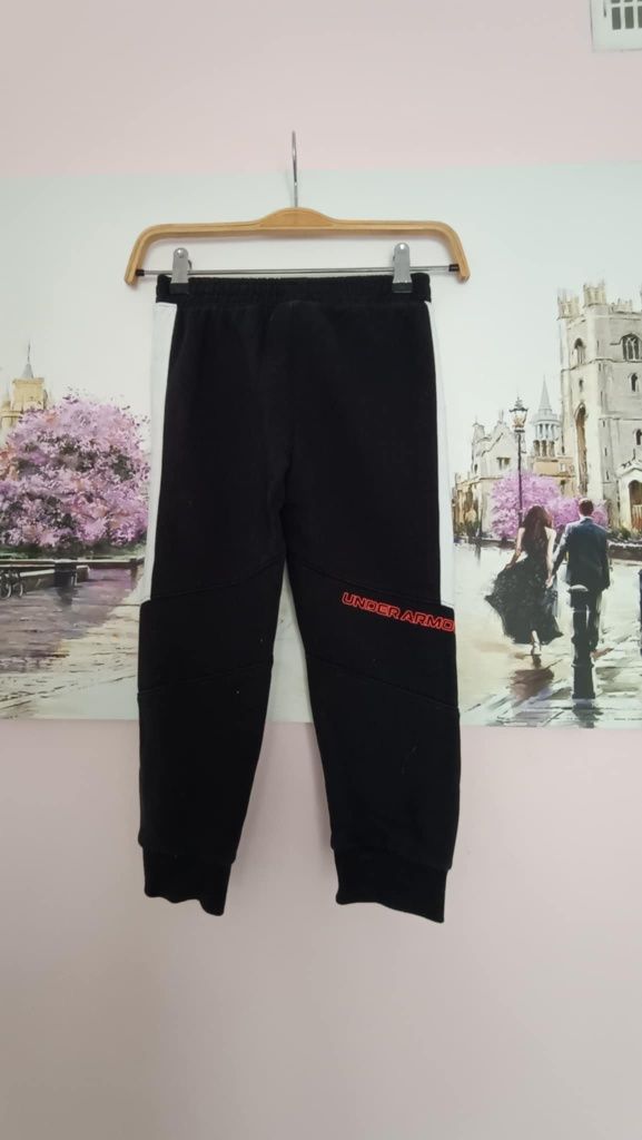 Dresowe, bawełniane spodnie Under Armour dla chłopca 4/5 lat