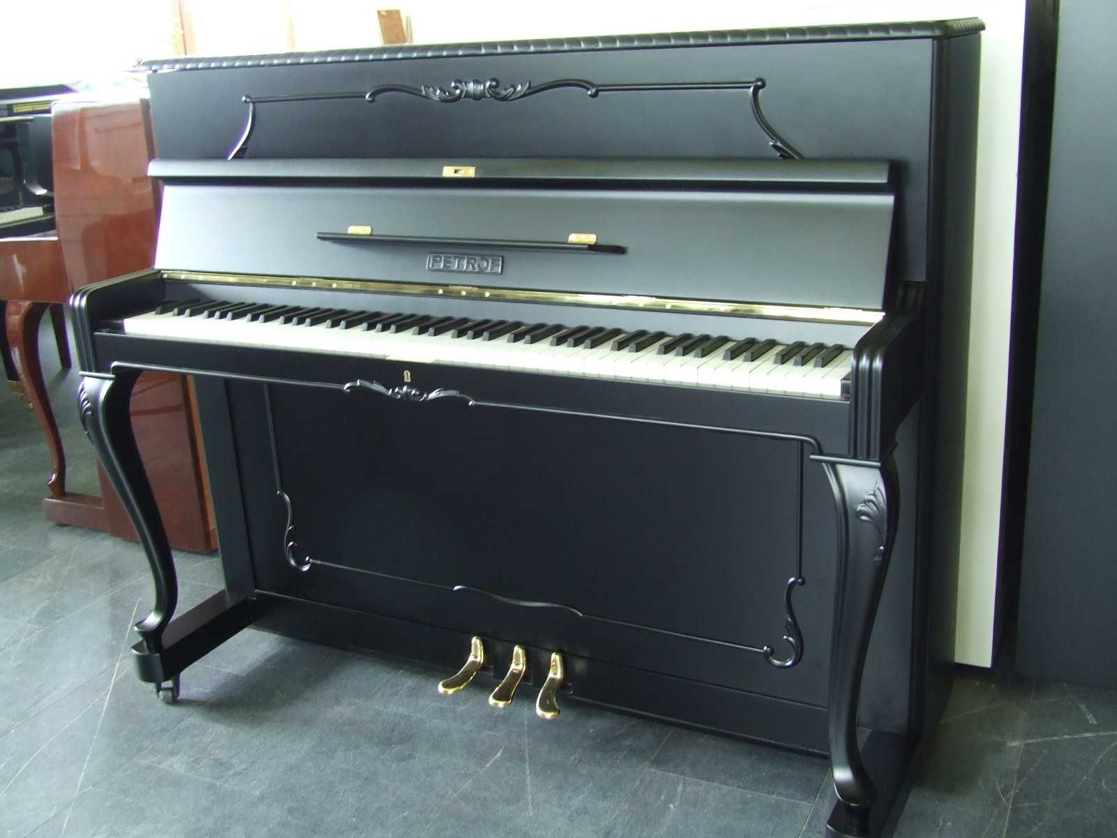 Pianino Petrof czarne po renowacji - instrument i mebel