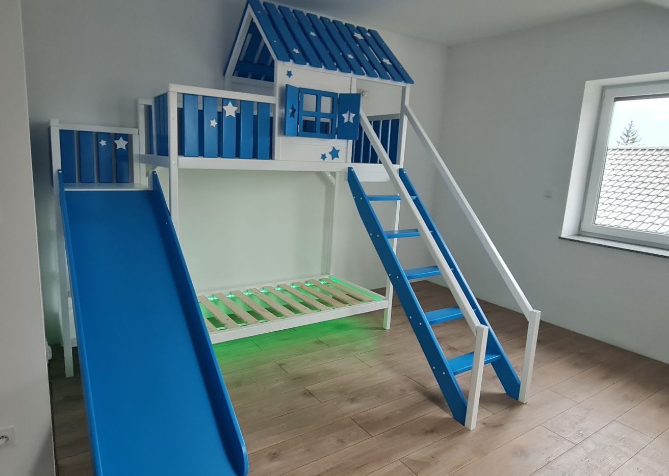 Łóżko piętrowe domek drewniany ze zjeżdżalnia