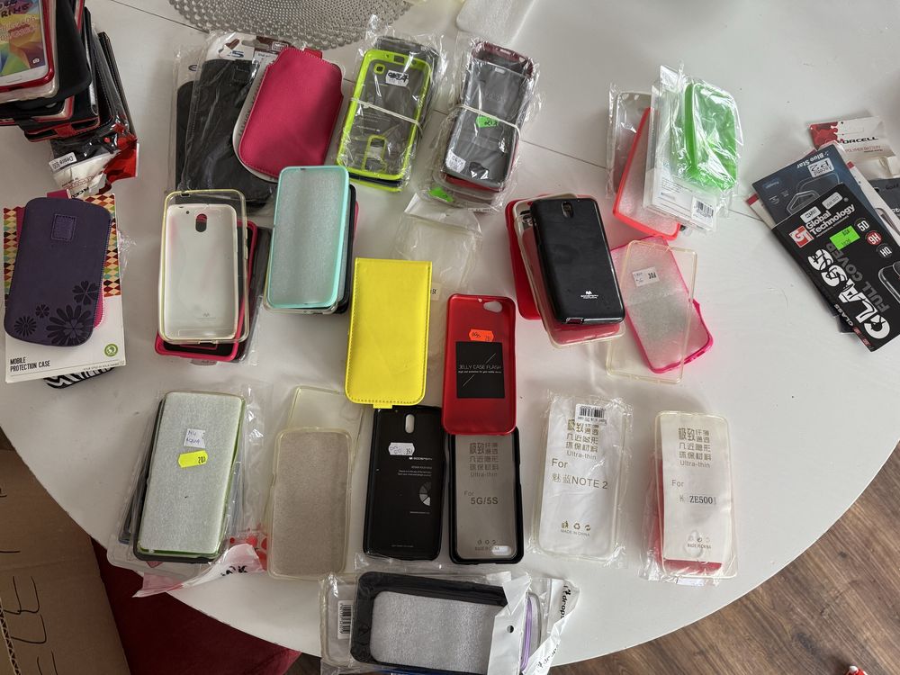 Stary zestaw etui, pokrowców, foli do telefonów okazja