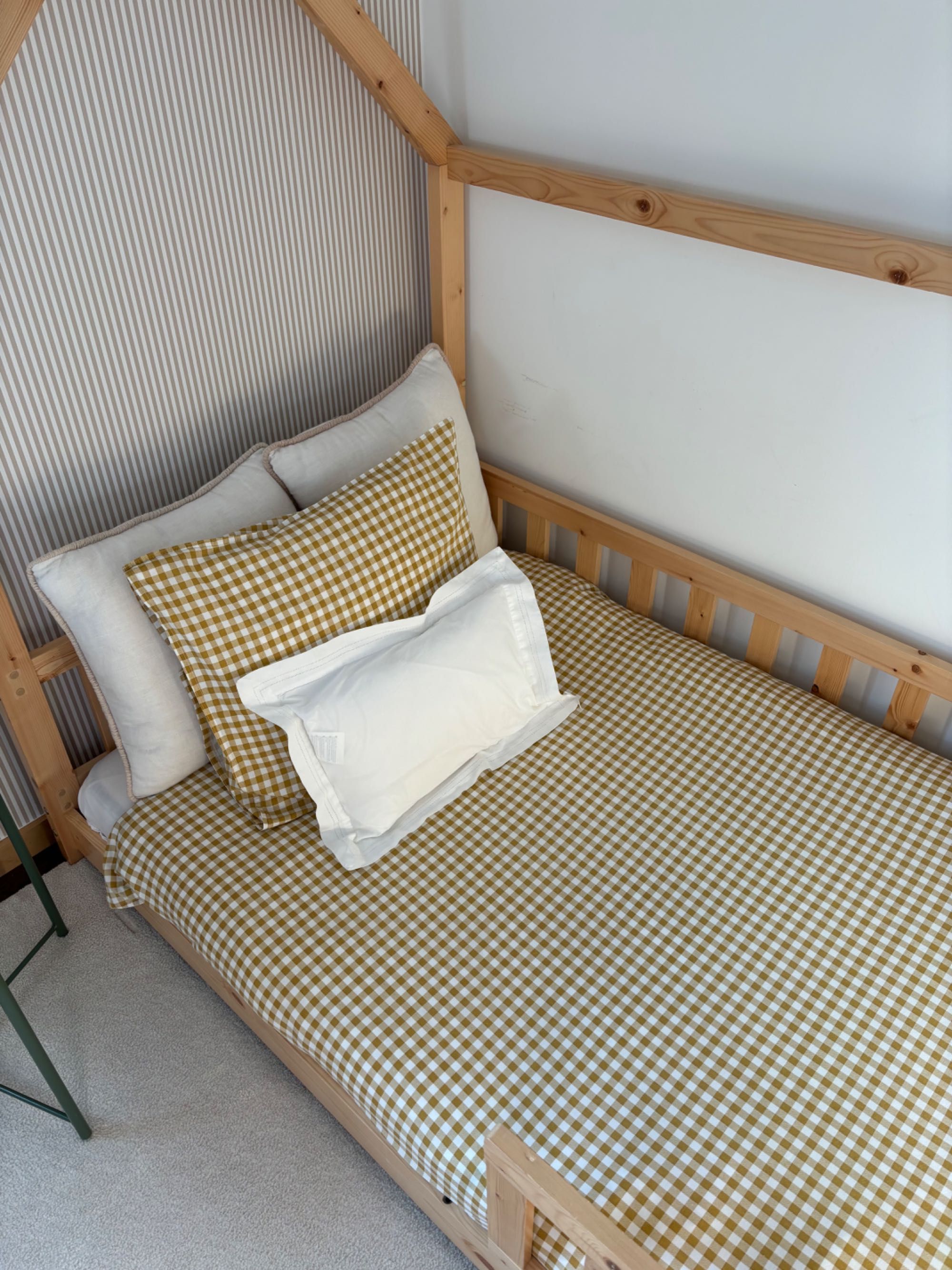 Cama de criança Montessori em madeira polida