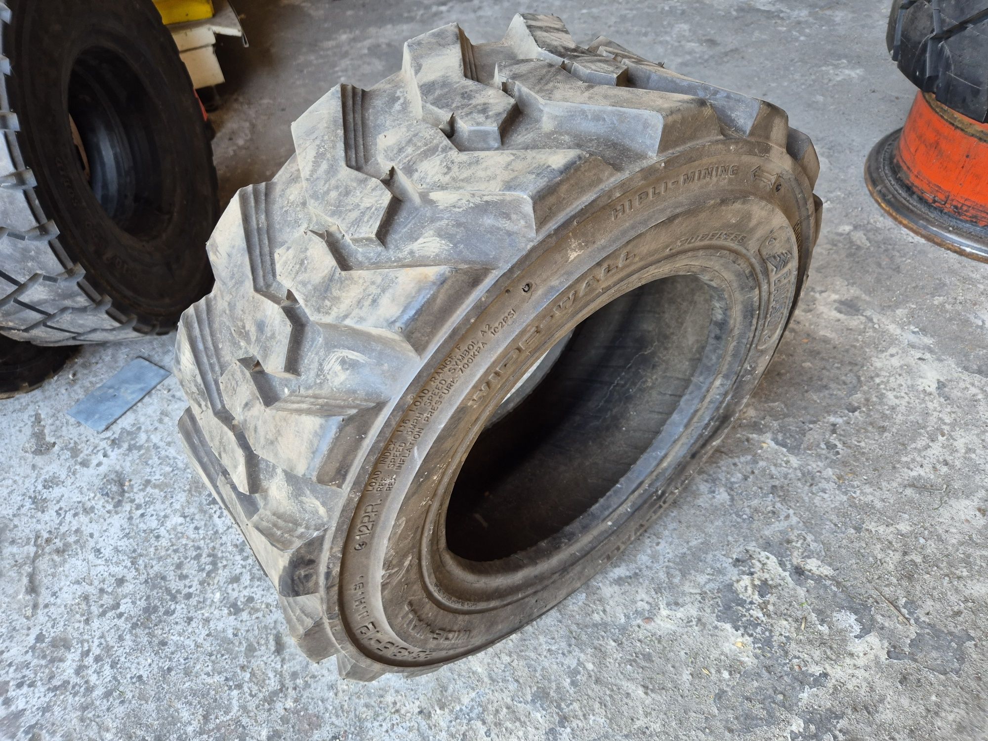 Opona 23x8.5-12  wózek widłowy maszyny budowlane