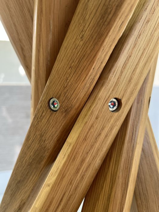 Bengaleiro Sciangai em carvalho maciço da Zanotta.