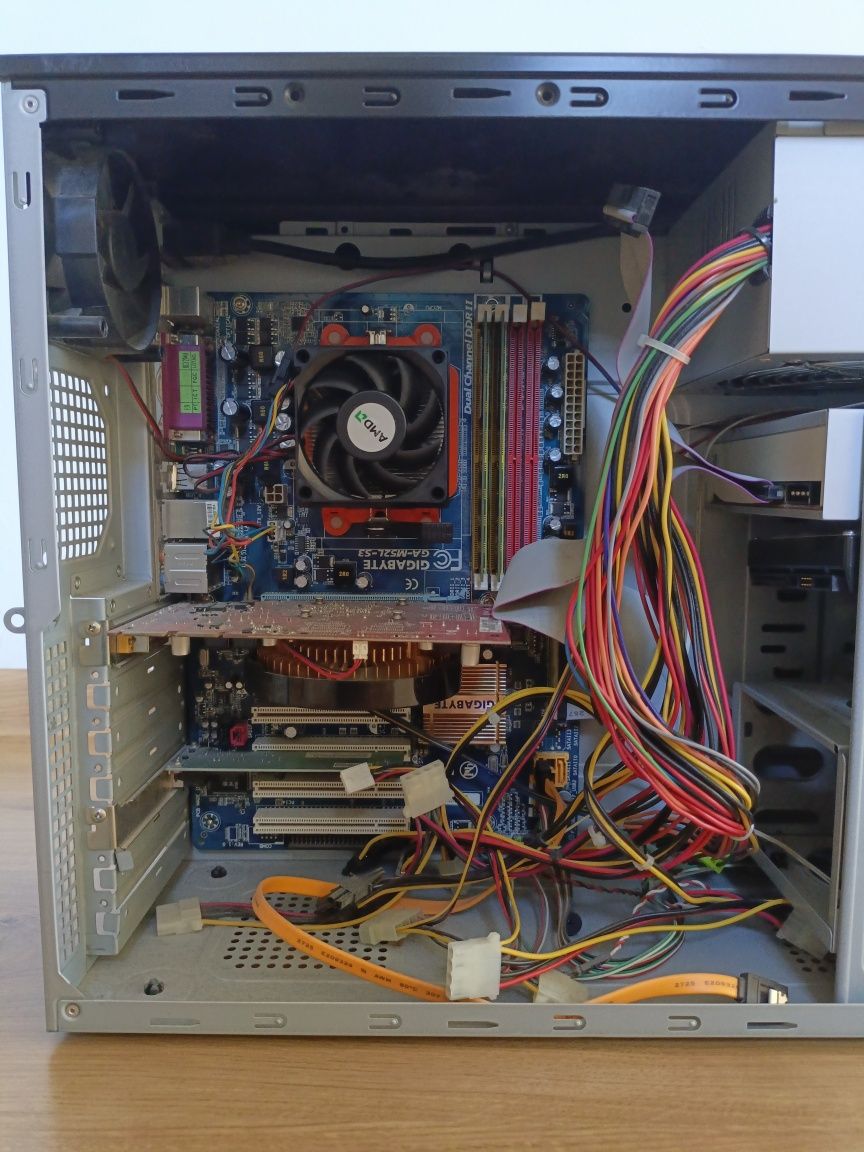 Komputer stacjonarny  AMD Phenom/3GB RAM/Gigabyte