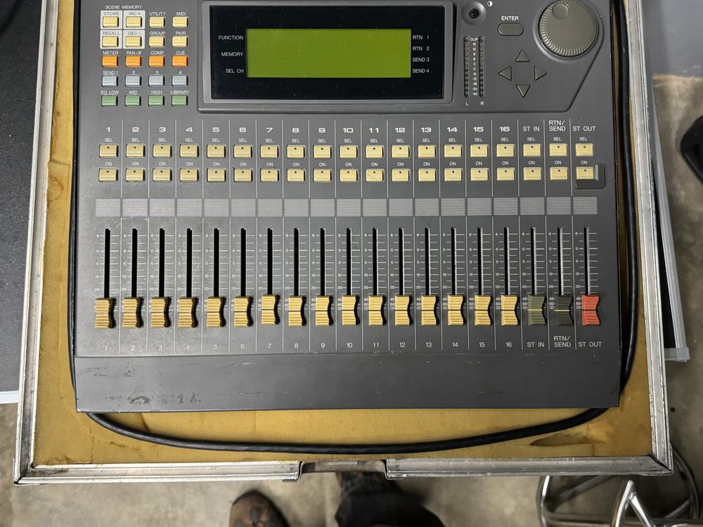 Mesa mistura digital yamaha promix 01 com flightcase