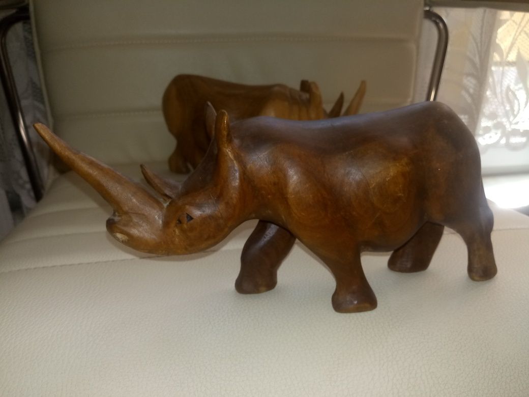 Rzeźby nosorożec 2 sztuki większe drewno Afryka
