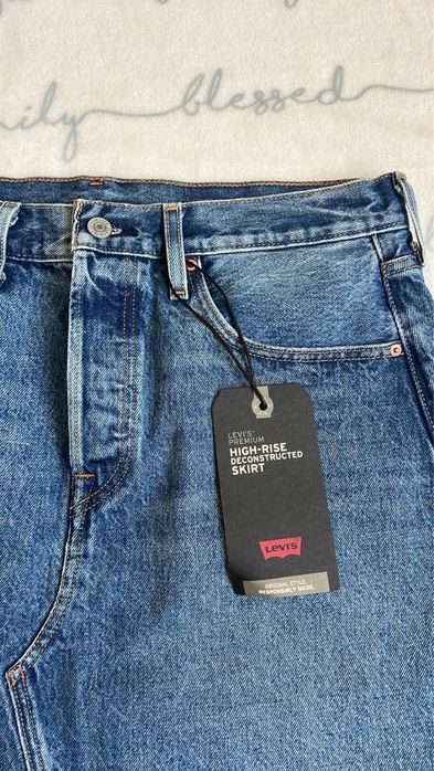 Спідниця фірми Levi’s, джинс темно- синього кольору з потертостями