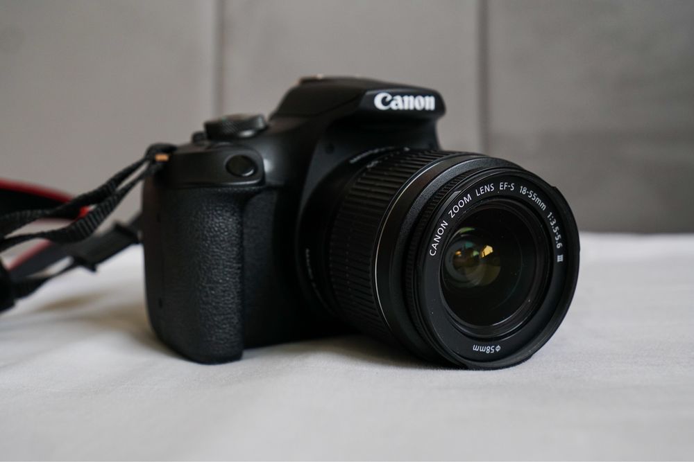 Canon 2000d + Canon EFS 18-55 mm 3.5-5.6 + torba + zasilacz