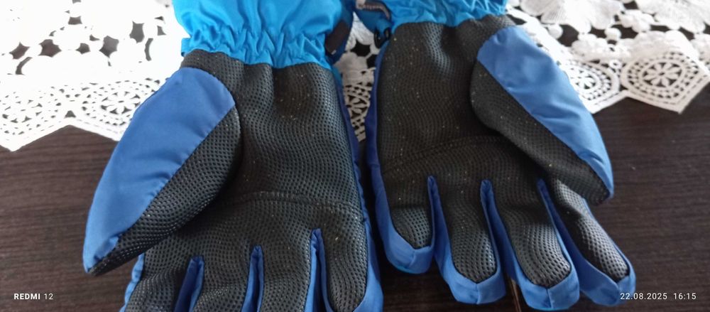 Kask narciarski z goglami i rękawiczki
