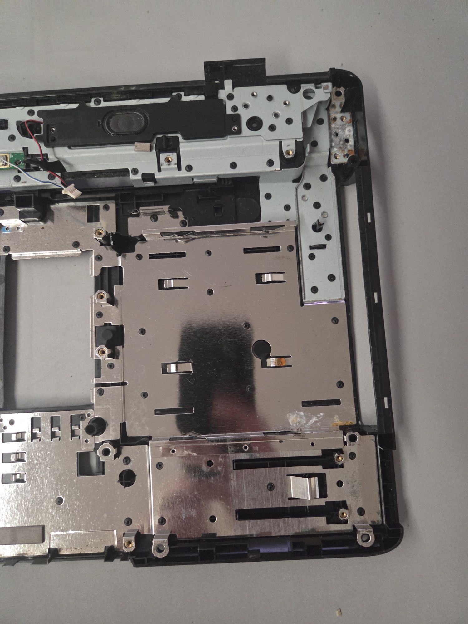 Sprzedam dolną obudowe do laptopa DELL INSPIRON 1545