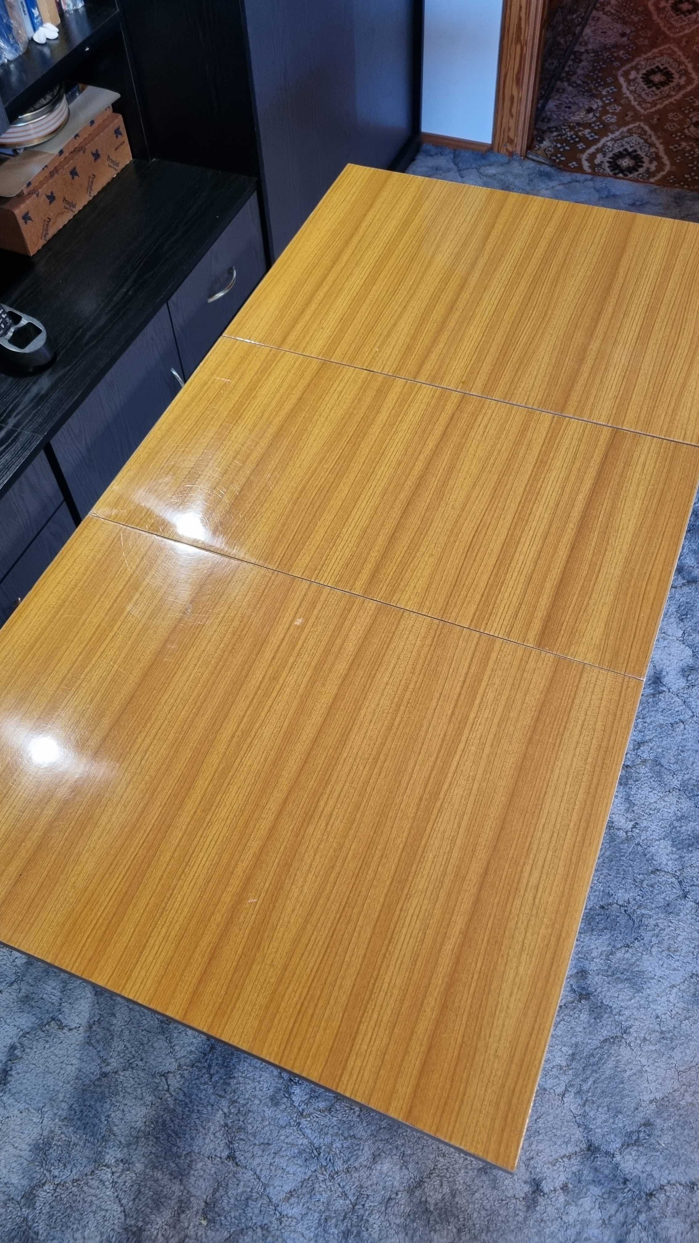 Drewniany stół rozkładany - czar PRL